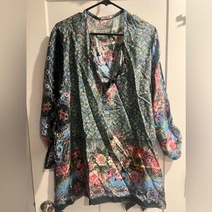 Beautiful hardly worn silk flowy blouse super light Sil fabric